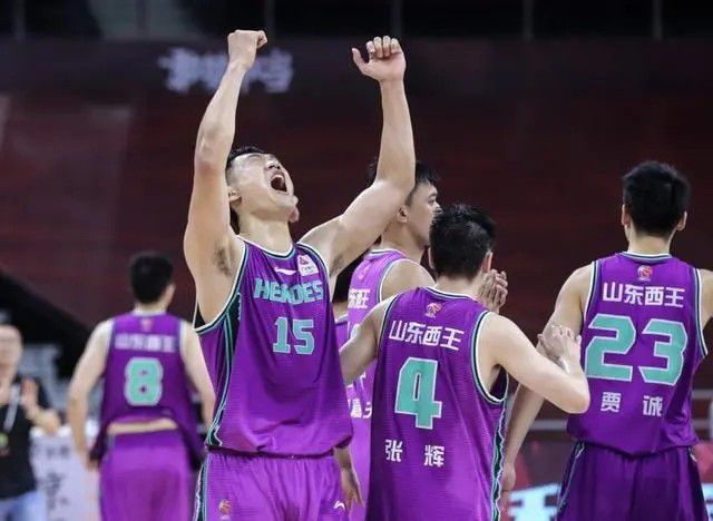 导演们必须按照伊朗文化部与伊斯兰指导委员会规定的主题进行创作，同时每一位制片商根据法律都必须获得政府部门通过的影片放映许可权。